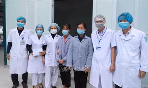 Những chiến sĩ 'áo trắng' trong vùng tâm dịch COVID-19