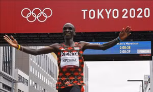 VĐV Eliud Kipchoge của Kenya bảo vệ thành công HCV chạy marathon của nam
