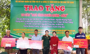 Nhà 'Tình nghĩa quân dân' tặng hộ khó khăn