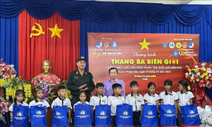 Tuổi trẻ Cần Thơ tặng quà, khám bệnh miễn phí cho người dân biên giới 