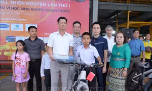 Doanh nghiệp Việt chung tay 'nâng bước tới trường' cho trẻ em Lào