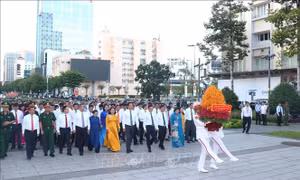 50 năm Thành phố mang tên Bác: Dâng hoa tưởng nhớ Chủ tịch Hồ Chí Minh