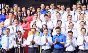 Chủ tịch nước dự Chương trình gặp gỡ và biểu dương các chiến sĩ tình nguyện