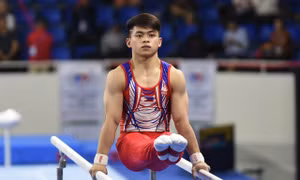 VĐV Carlos Yulo của Phillipines tạm dẫn đầu môn Thể dục dụng cụ