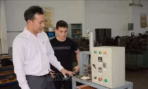Sinh viên sáng chế máy ép vật liệu hữu cơ thay thế sản phẩm nhựa