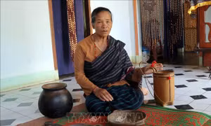 Nữ nghệ nhân gần 70 tuổi giữ nghề làm gốm của đồng bào Chu Ru