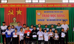 Trao học bổng, tiếp sức học sinh khó khăn ở khu vực biên giới đến trường