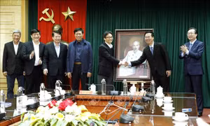 Đồng chí Võ Văn Thưởng thăm, chúc mừng cán bộ ngành Y tế nhân ngày 27/2