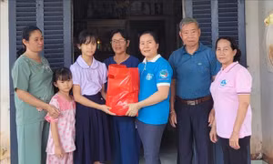 "Mẹ đỡ đầu" nâng bước trẻ em khó khăn