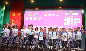 Trao tặng 300 xe đạp cho học sinh khó khăn