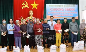 Tặng quà cho các gia đình khó khăn ở miền núi Phú Yên