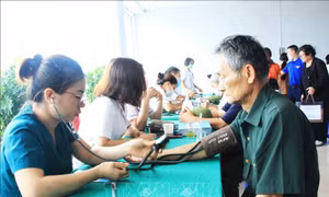 Khám, chữa bệnh, tặng quà cho thương binh, bệnh binh tại Lai Châu