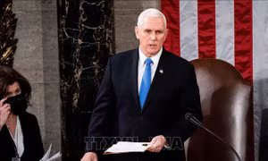 Cựu Phó Tổng thống Mike Pence chuyển giao báo cáo phòng chống COVID-19