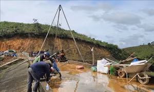 Bắt đầu khoan phụt chống thấm để xử lý sự cố nứt đập ở hồ thủy lợi Cay An