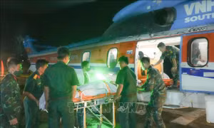 Trực thăng chuyển bệnh nhân từ đảo Thổ Chu (Kiên Giang) về đất liền điều trị kịp thời