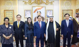 Thủ trướng Phạm Minh Chính thăm nguyên Thủ tướng Kuwait Sheikh Nasser Al-Mohammed Al-Jaber Al-Sabah