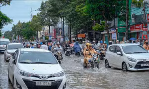 Triều cường đạt đỉnh, nhiều tuyến phố ở Cần Thơ biến thành 'sông'