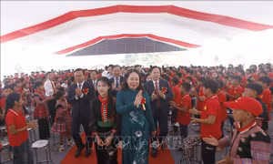 Phó Chủ tịch nước dự Lễ khai giảng tại Trường Phổ thông nội trú TH và THCS Chiềng Sơn, Sơn La 