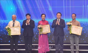 Chăm lo bồi dưỡng, xây dựng đội ngũ lý luận, phê bình