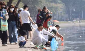 Người dân Thủ đô thả cá chép trong Tết ông Công, ông Táo 