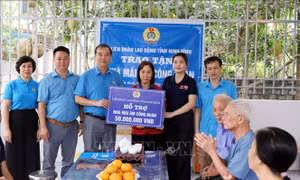 Phía sau xưởng máy là nhà