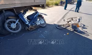 Người đàn ông đi xe máy tử vong sau khi đâm liên hoàn xe đạp và xe tải 