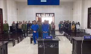 Phạt tù hai đối tượng dùng xuồng chở người nhập cảnh trái phép