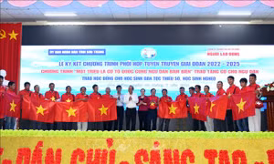 Trao học bổng cho học sinh nghèo và tặng quà ngư dân Sóc Trăng