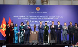Tổng Bí thư, Chủ tịch nước Tô Lâm gặp gỡ cán bộ nhân viên Đại sứ quán và cộng đồng người Việt Nam tại Liên bang Nga