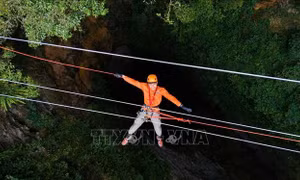 Trải nghiệm đu dây qua hố sụt Ác Mộng tại Quảng Bình