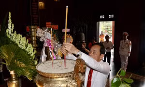 Dâng hương tưởng niệm 85 năm Ngày Khởi nghĩa Nam Kỳ