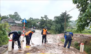 Ứng phó bão số 10: Bộ đội Biên phòng bám sát địa bàn, tích cực hỗ trợ nhân dân