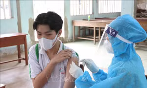 Bến Tre: Tiêm vaccine phòng COVID-19 liều nhắc lại cho trẻ từ 12-17 tuổi