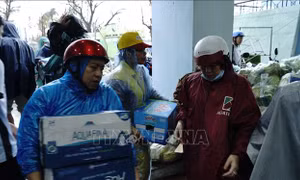 Những câu chuyện ấm lòng trong mưa lũ