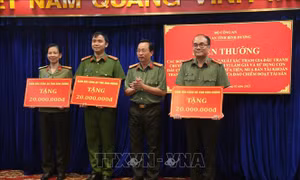 Bình Dương: Khen thưởng Ban Chuyên án triệt phá đường dây lừa đảo công nghệ cao