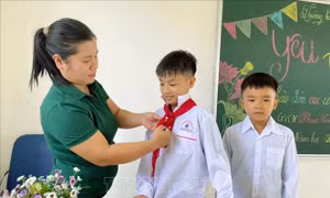 Năm học mới 2025-2026: Thầy trò đảo Trần 'gieo' chữ giữa trùng khơi