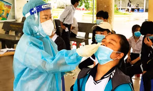 Xét nghiệm tầm soát SARS-CoV-2 cho người dân ở Diên Khánh, Khánh Hòa