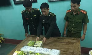 Khen thưởng người dân phát hiện 7 kg ma túy đá trôi dạt vào bờ biển