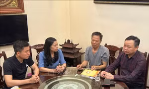 Hà Nội: Thăm hỏi, trao hỗ trợ gia đình nạn nhân trong vụ cháy nhà ở phường Trung Liệt