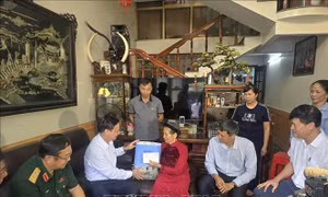 Phó Chủ tịch Quốc hội Nguyễn Khắc Định thăm, tặng quà gia đình chính sách