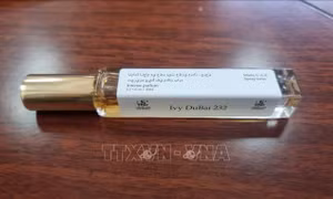 Sản xuất hàng chục nghìn chai nước hoa giả bằng máy đánh trứng