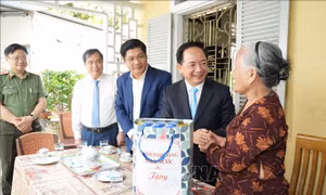Trưởng ban Tuyên giáo và Dân vận Trung ương thăm gia đình chính sách, người lao động có hoàn cảnh khó khăn tại Huế