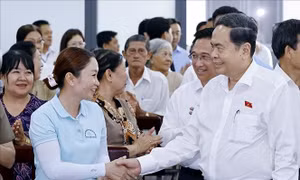Chủ tịch Quốc hội tiếp xúc cử tri Thành phố Hồ Chí Minh