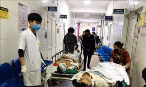 Đứt thang cuốn khiến 11 công nhân thương vong