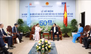 Chủ tịch Ủy ban Quốc gia UNESCO Việt Nam trao đổi làm việc với Tổng Giám đốc UNESCO