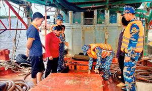 Phát hiện tàu cá vận chuyển trái phép hơn 25.000 lít dầu ở khu vực đảo Hòn Chuối