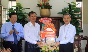 Lãnh đạo tỉnh Vĩnh Long chúc mừng Lễ Phục sinh năm 2021