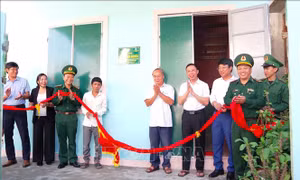 Bàn giao 'Nhà tình nghĩa' tặng bà con giáo dân ở khu vực biên giới tỉnh Quảng Bình