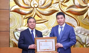 Trao Kỷ niệm chương Vì hòa bình, hữu nghị tặng Đại sứ Lào tại Việt Nam