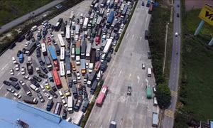 Ô tô xếp hàng dài cả km tại cửa ngõ phía Nam Thủ đô 